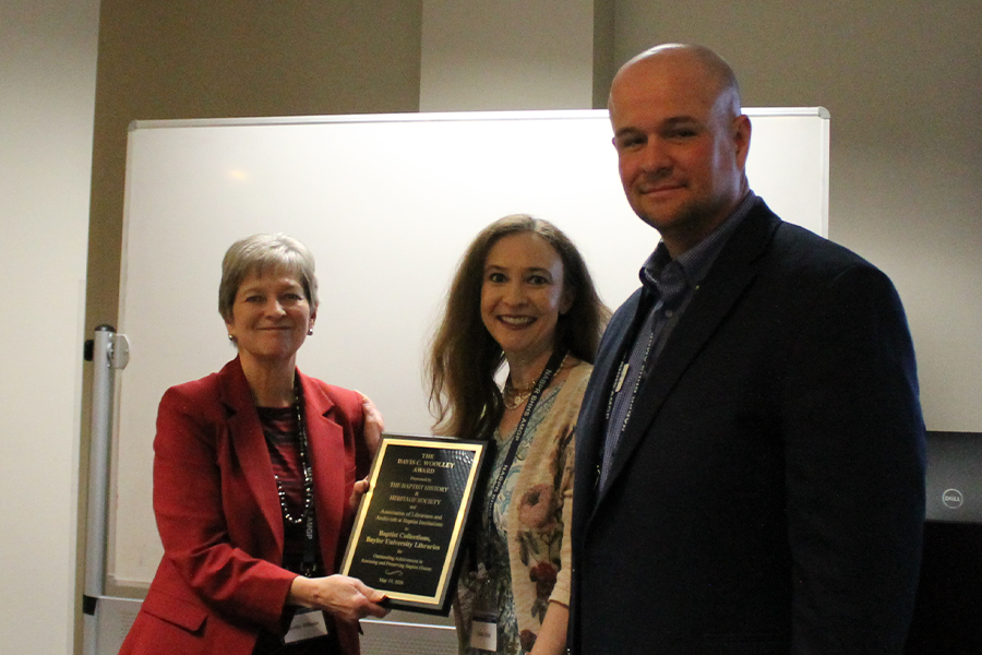 Kathy Hillman receives the Woolley Award on behalf of the Baylor University Libraries